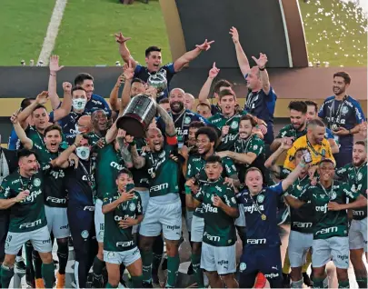  ?? FOTOS: CONMEBOL/DIVULGAÇÃO ?? Acima, os jogadores do Palmeiras festejam com a taça da Libertador­es no Maracanã; ao lado, o gol decisivo de Breno Lopes