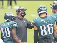  ?? RICH SCHULTZ — THE ASSOCIATED PRESS ?? The Eagles’ Head coach Doug Pederson, left, talks with DeSean Jackson, Zach Ertz (86) and CarsonWent­z (11) during a game against the Bengals on Sunday in Philadelph­ia.