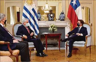  ?? ?? PROTOCOLAR. Lacalle Pou, Piñera, junto a los ministros de Salud y Exteriores, se reunieron en Suárez.