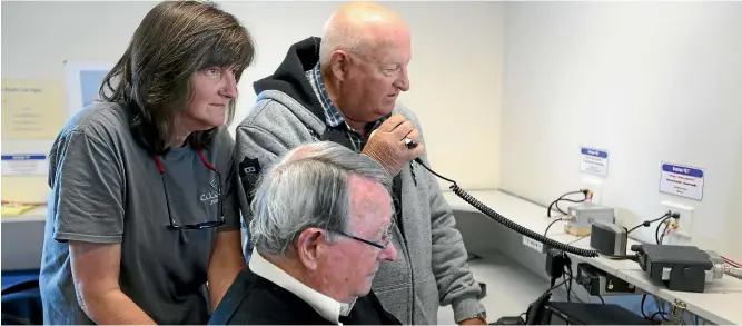  ?? SCOTT HAMMOND/ STUFF ?? New Marlboroug­h Marine Radio president Stephanie Atwell, left, at a mayday refresher exercise with Gavin Piercy, rear, and Gary Roberts.