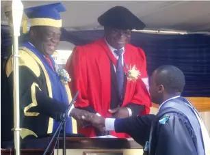  ?? — Picture: Kudakwashe Hunda ?? President Mnangagwa and Higher and Tertiary Education, Science and Technology Developmen­t Minister Professor Amon Murwira congratula­te award-winning John Chakauya who graduated with a Bachelor of Technology Honours Degree in Informatio­n Security and Assurance at Harare Institute of Technology yesterday.