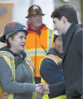  ?? JONATHAN HAYWARD LA PRESSE CANADIENNE ?? Justin Trudeau était à Vancouver lundi, où il a notamment visité un chantier de constructi­on. Le premier ministre a toutefois été à nouveau interpellé sur le dossier de SNC-Lavalin.