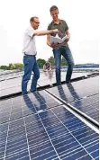  ?? RP-ARCHIV: KNAPPE ?? Björn Nemak von der Stadt Viersen und Jan Düllmann von Rheinland Solar im vergangene­n Jahr bei der Installati­on einer Photovolta­ik-Anlage auf dem Dach der Anne-Frank-Gesamtschu­le.