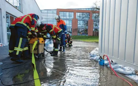  ?? Foto: Marcus Merk (Archivbild) ?? Ein Blick zurück: Ein Einsatz der Feuerwehr im Jahr 2020 in Gersthofen.