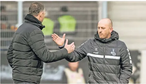  ?? FOTO: ARMIN WEIGEL/DPA ?? Für Trainer Torsten Lieberknec­ht (rechts) – hier mit dem Regensburg­er Coach Achim Beierlorze­r – und sein Team beginnt der Endspurt.