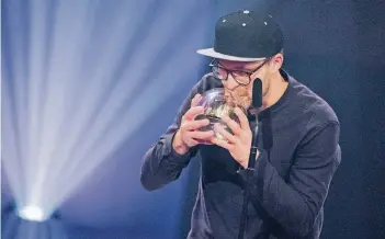  ??  ?? Mark Forster freute sich gestern Abend in der Jahrhunder­thalle in Bochum sehr über die 1Live-Krone in der Kategorie Bester Künstler und durfte gleich noch einen Preis mit nach Hause nehmen – den für die beste Single.