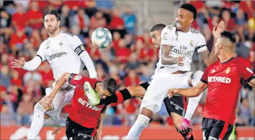  ??  ?? NO HUBO SUERTE. Ramos y Militao subieron con contundenc­ia en los balones parados... sin suerte.