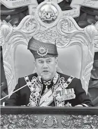  ?? — Gambar Bernama ?? RASMI: Sultan Muhammad V bertitah pada Istiadat Pembukaan Mesyuarat Pertama Penggal Keenam Parlimen ke-13 di Bangunan Parlimen di Kuala Lumpur semalam.