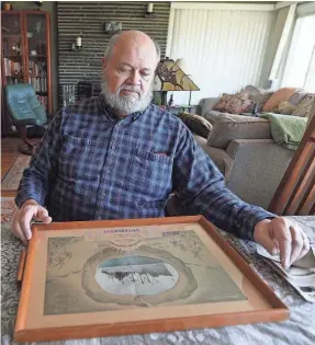  ?? TINA MACINTYRE-YEE/USA TODAY NETWORK ?? Tim Miller with the certificat­e given to his father, Harold, that shows Harold Miller, who was in the U.S. Navy, served at Bikini Atoll in 1946 when the Navy conducted atomic testing.