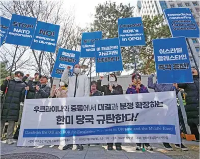  ?? ?? ENOJO. Sudcoreano­s protestaro­n ayer para denunciar la visita del Secretario de Estado de EU.