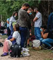  ?? Jessica Phelps / San Antonio Express-News ?? Inmigrante­s de Venezuela esperan ser procesados por las autoridade­s de EE.UU. en Del Río, Texas.