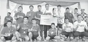  ??  ?? TAHNIAH: Julaihi menyampaik­an hadiah kepada juara Pertanding­an Badminton Piala Datuk Julaihi di Dewan Pembanguna­n Sebuyau sambil disaksikan pasukan pemenang lain.