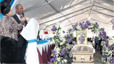  ??  ?? MEC Dr Sibongisen­i Dhlomo addresses mourners at the funeral of Cebo Makhaye in Manguzi