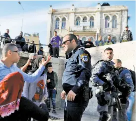  ??  ?? Palestinos protestan por la decisión del presidente estadunide­nse.