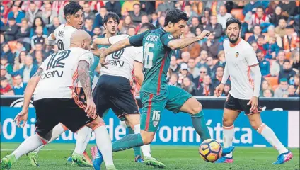  ?? FOTO: EFE ?? Recambio forzado Etxeita saltó al terreno de juego en sustitució­n de Laporte, que se retiró con una contusión en su pierna izquierda