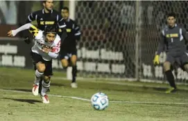  ?? BARBARA HADDOCK TAYLOR/BALTIMORE SUN ?? Maryland midfielder Tsubasa Endoh chases the ball during a win over University of California Irvine in the 2013 NCAA Tournament.