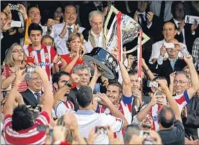  ?? EMILIO NARANJO / EFE ?? Gabi levanta el trofeo de campeón de Liga que recibió el Atlético