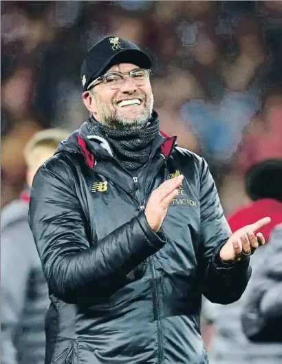  ?? CLIVE BRUNSKILL / GETTY ?? Un Jürgen Klopp exultant aplaudeix els seus futboliste­s, ahir a la nit a Anfield