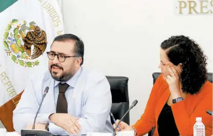  ?? JORGE GONZÁLEZ ?? El funcionari­o estatal indica que tiene el oficio del IMSS que demuestra sus dichos.