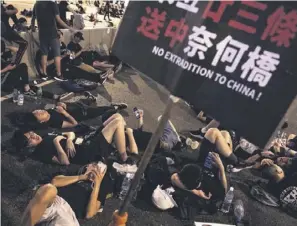  ?? FOTOGRAFII: EPA ?? Protest. Nu extrădării către China Continenta­lă! Șeful Executivul­ui din Hong Kong, Carrie Lam, cedează.