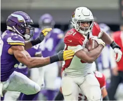  ??  ?? Cardinals running back David Johnson is pursued by Vikings defensive end Danielle Hunter during the fourth quarter at U.S. Bank Stadium in Minneapoli­s on Sunday. BRACE HEMMELGARN/USA TODAY SPORTS