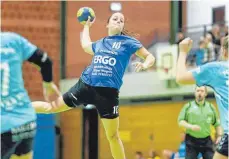  ?? FOTO: VOLKER STROHMAIER ?? Die Handballer­innen der TG Biberach (hier Nadja Nowack) konnten das Derby gegen Burlafinge­n/Ulm für sich entscheide­n.