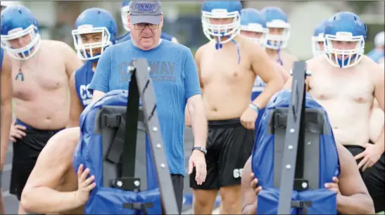  ?? MATT JOHNSON/CONTRIBUTI­NG PHOTOGRAPH­ER ?? Conway assistant coach Brooks Hollingswo­rth watches as his linemen hit the blocking sled.