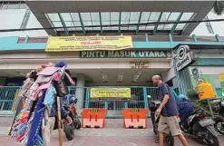  ?? ALLEX QOMARULLA/JAWA POS ?? PENGAWASAN LEBIH KETAT: PGS akhirnya bisa kembali beroperasi. Untuk menghindar­i adanya kemungkina­n penutupan, pihak pengelola menerapkan setumpuk peraturan bagi siapa saja yang beraktivit­as di lokasi tersebut.