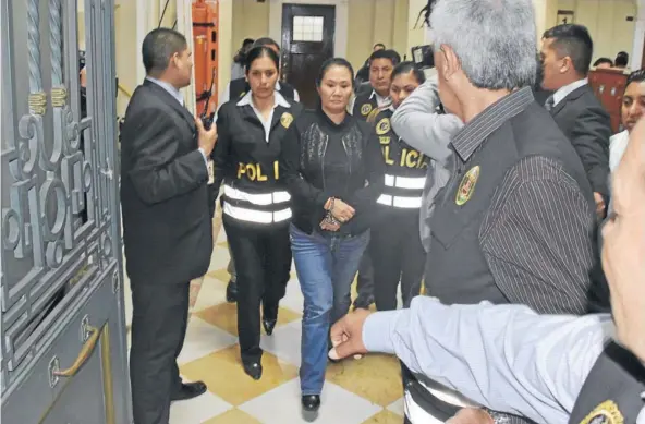  ??  ?? ► Keiko Fujimori detenida tras la lectura de la resolución de prisión preventiva, ayer en Lima.