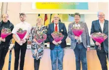  ?? FOTO: DRK ?? Blumen für die neue Führungssp­itze: Der DRKKreisve­rband Grevenbroi­ch hat ein neues Präsidium gewählt.