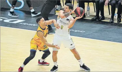  ?? FOTO: EFE ?? Laprovitto­la presionado por Lecomte.
El base argentino del Madrid, que salió de titular, encendió la chispa en un gran primer cuarto