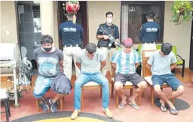  ??  ?? Policías de Investigac­iones de Central custodian a los cuatro detenidos de ayer, en la serie de allanamien­tos que se hicieron en Luque.
