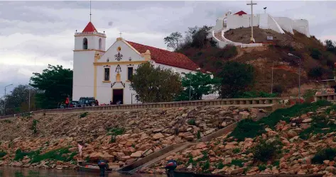  ??  ?? SANTOS PEDRO|EDIÇÕES NOVEMBRO A Igreja da Nosa Senhora da Muxima e o Santuário vão dar lugar à construção de uma basílica na região da Quissama