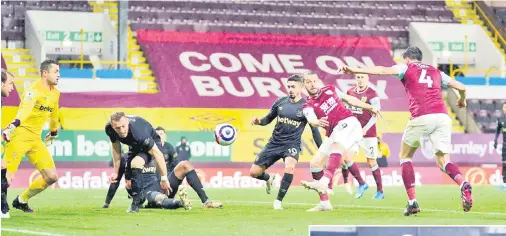  ??  ?? Aksi perlawanan Liga Perdana Inggeris di antara Burnley dan West Ham di Turf Moor, Burnley. Perlawanan berkesudah­an 2-1 dengan kemenangan milik West Ham.