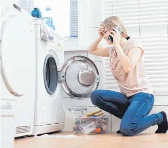  ?? FOTO: CHRISTIN KLOSE/DPA ?? Läuft die Waschmasch­ine am Wochenende aus, muss schnell ein Notdienst her. Verbrauche­r sollten sich vom Handwerker aber nicht unter Druck setzen lassen.