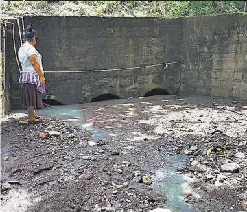  ??  ?? Esperan respuesta. Las familias piden la intervenci­ón del Ministerio de Obras Públicas (MOP) y del Fondo de Conservaci­ón Vial (FOVIAL) por considerar que la construcci­ón de la bóveda y los muros de contención serían proyectos de mitigación urgentes.