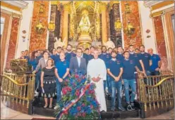  ??  ?? TRADICIÓN. El Levante visitó la Basílica de Valencia.