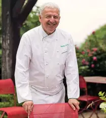  ??  ?? Bernard Philippe, à l’Hostelleri­e Le Vert, accueille tous ses visiteurs avec le sourire.