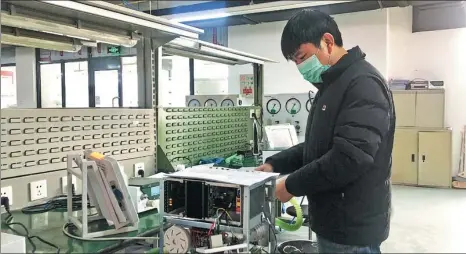  ?? GAI BOMING / XINHUA ?? A worker assembles a ventilator at a production facility of Beijing Aeonmed in February.