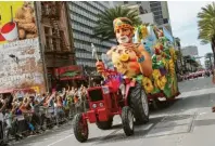  ?? Foto: Verena Wolff, tmn ?? Der König des Mardi Gras rollt durch die Straßen – die Motive der Wagen sind weniger provoziere­nd als in Deutschlan­d.