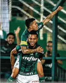  ?? Ronny Santos/Folhapress ?? Dudu e Borja comemoram gol do Palmeiras no Pacaembu