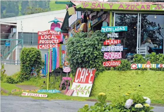  ?? DIANA MÉNDEZ ?? La Cámara de Comercio de la Región Volcán Poás afirma que la recuperaci­ón turística en la zona ha sido muy lenta después de la reapertura del ingreso de visitantes al macizo. “El pueblo se ve un poquito desolado”, dijo Leonel Araya, presidente de la Cámara.