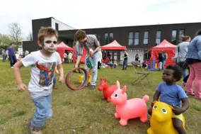  ?? FOTO WIM HENDRIX ?? De feestelijk­e opening van de nieuwbouw van Jeugdzorg Emmaüs bracht veel volk naar de Waterloosh­ofstraat op het Kiel.