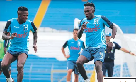  ??  ?? REFERENTES. Romell Quioto y Alberth Elis, compañeros en el Dynamo, también harán dupla en el ataque de la Selección.