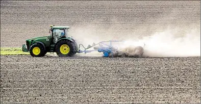  ?? DPA-BILD: STRATENSCH­ULTE ?? Ein Landwirt fährt über ein Feld bei Sehnde in der Region Hannover.