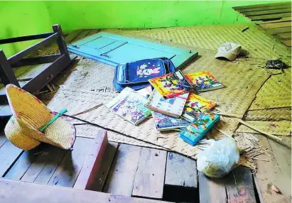  ?? EFE ?? Libros y mochilas abandonado­s en la escuela que atacó el Ejército birmano