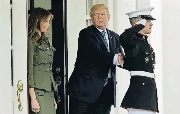  ?? KEVIN LAMARQUE / REUTERS ?? Trump da una palmada en la espalda a un marine de la guardia de la Casa Blanca tras despedir al presidente argentino, Mauricio Macri
