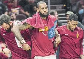  ?? FOTO: AP ?? LeBron James en el banquillo de los Cavs durante un tiempo muerto en pretempora­da