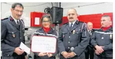  ??  ?? À l’issue de la cérémonie, l’amicale des sapeurs-pompiers a remis un chèque de 500 € à l’ODP (Oeuvre des pupilles). 1 € a
été prélevé sur chaque carte du repas annuel. « En 2017, nous avons déploré trois décès en service commandé. L’ODP vient en aide...