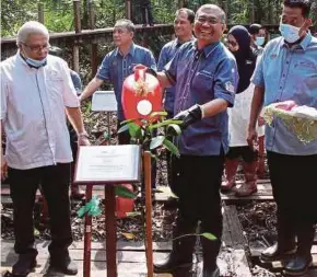  ?? (Foto BERNAMA) ?? Shamsul Anuar pada majlis perasmian Hari Konservasi Ekosistem Hutan Paya Laut Antarabang­sa Peringkat Kebangsaan 2020 di Pusat Eko-pelajaran Hutan Paya Laut Matang, Kuala Sepetang, semalam.